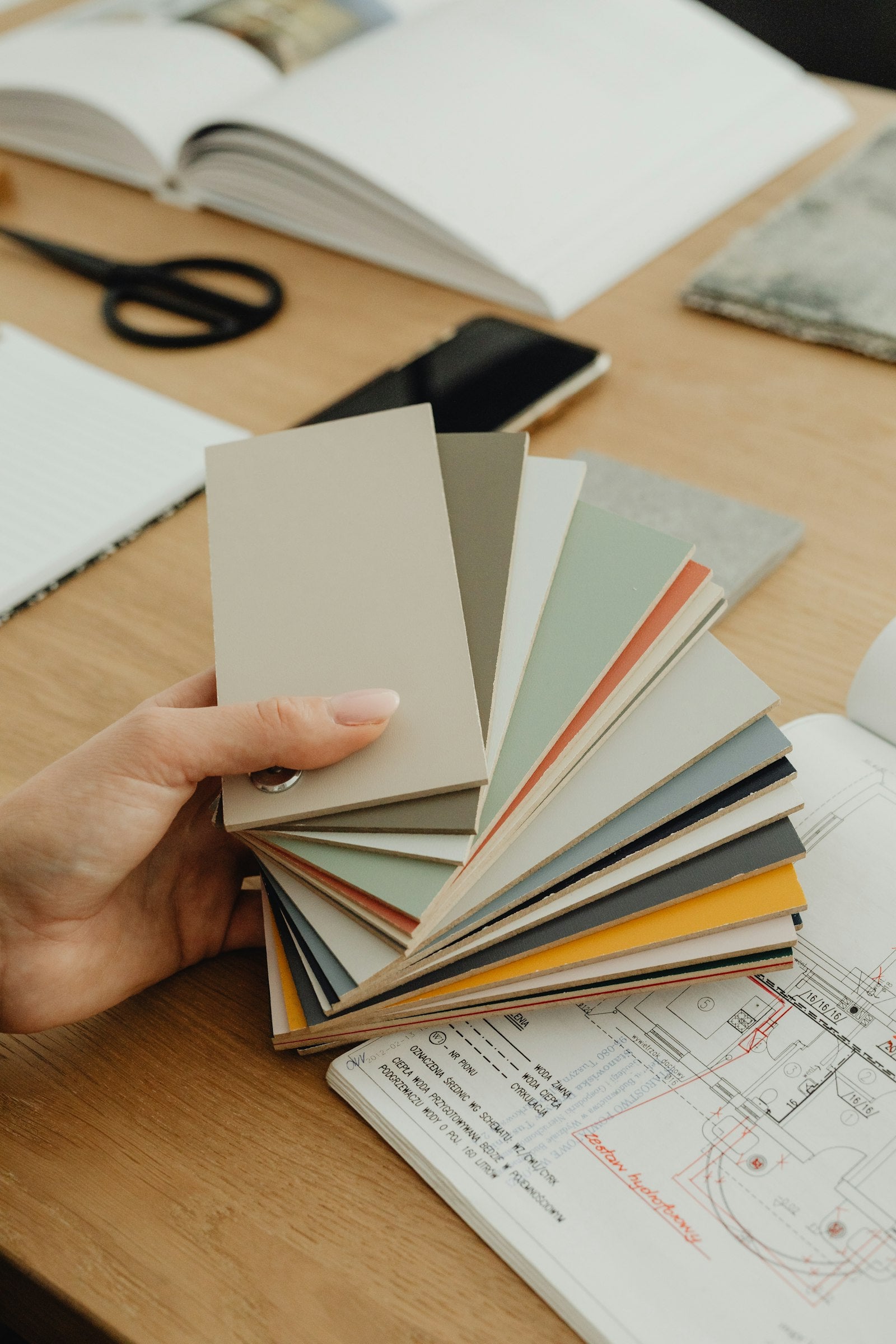 Campioni di colore e materiali durante una consulenza d’interni